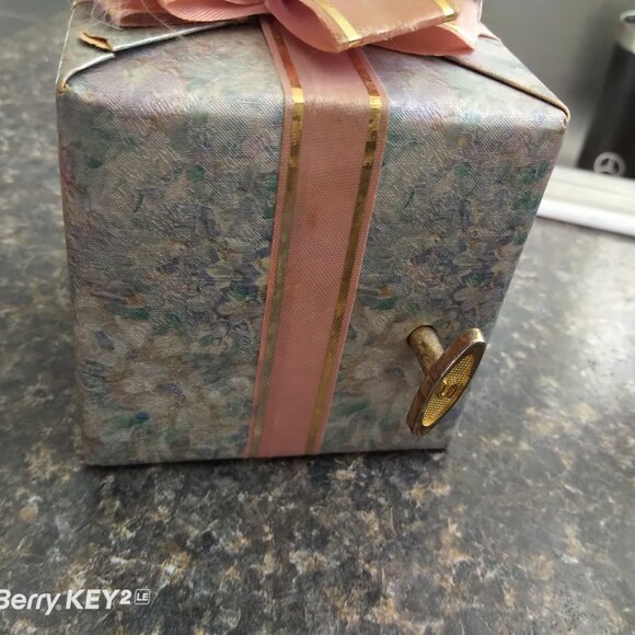 Neiman Marcus 70's & 80's Christmas Figurines Sculptures & Musicals RARE LOT - Picture 3 of 11